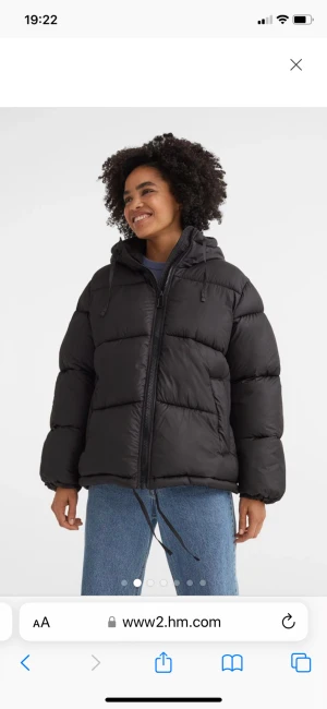H&m jacka - Stl Xs, använd 3-5 gånger, jättebra skick och den är varm och skön till kallare väder! Slutsåld på hemsidan så köp här för att säkra en jacka till nästa vinter!❤️❤️
