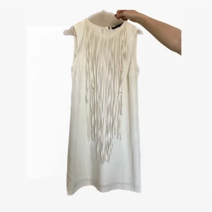 Studentklänning - Vit klänning som skulle passa bra som studentklänning. Dragkedja i ryggen. Bra skick. Inga fläckar eller liknande. 