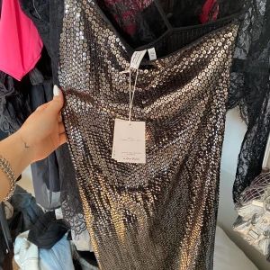 & other stories klänning   - Klänning som inte finns kvar någonstans, aldrig använt och lappen sitter kvar Den är silver glittrig och svart🤍