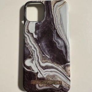 Ideal of sweden skal golden ash marble  - Ideal of sweden skal golden ash marbel till iphone 11 pro, använt några få gånger, kartongen medföljer, köparen står för frakt. Köpt för 299kr. 