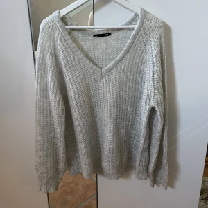 Stickad tröja - Mjuk stickad tröja, ganska tunn och är i bra skick