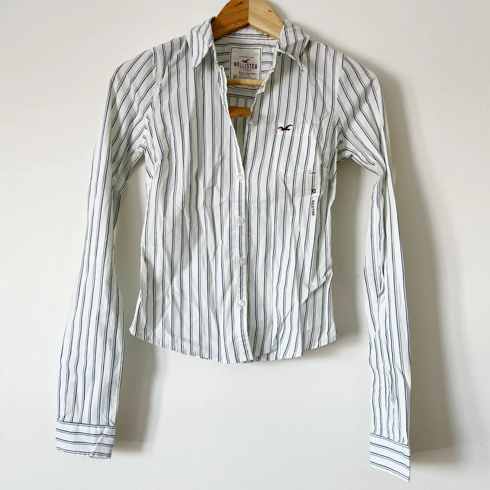 Säljer en randig skjorta från Hollister, aldrig kommit till användning, lappen sitter kvar. Storlek XS. Skjortor.