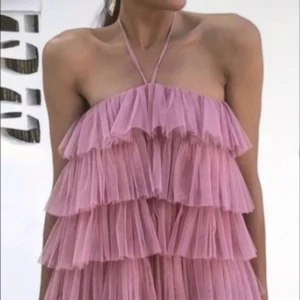 Volang zara klänning - Supersnygg zara klänning med volanger!