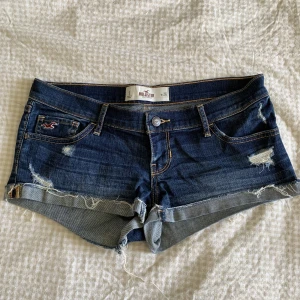 Lågmidjade jeansshorts - Säljer dessa vintage lågmidjade jeansshorts i väldigt bra skick. Storlek W26. Frakt tillkommer! 