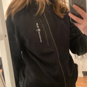 Sailracing kofta - Säljer denna sailracing tröcktröja då den är för stor för mig. Säljer för 450kr, priset kan diskuteras, köpare står för frakt.