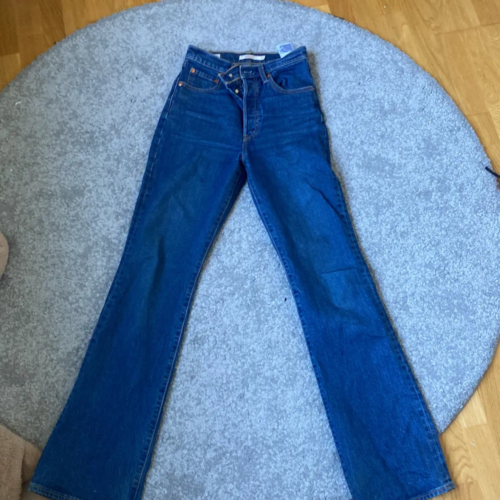 Säljer mina bootcus levis jeans. Väldigt bekväma och snygga❤️‍🔥. Köptes för 1149 kr!!. Jeans & Byxor.