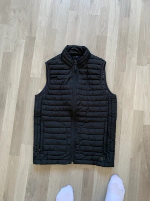 Väst - Jack & Jones väst storlek XS väldigt fint skick, pris sänks vid snabb affär!