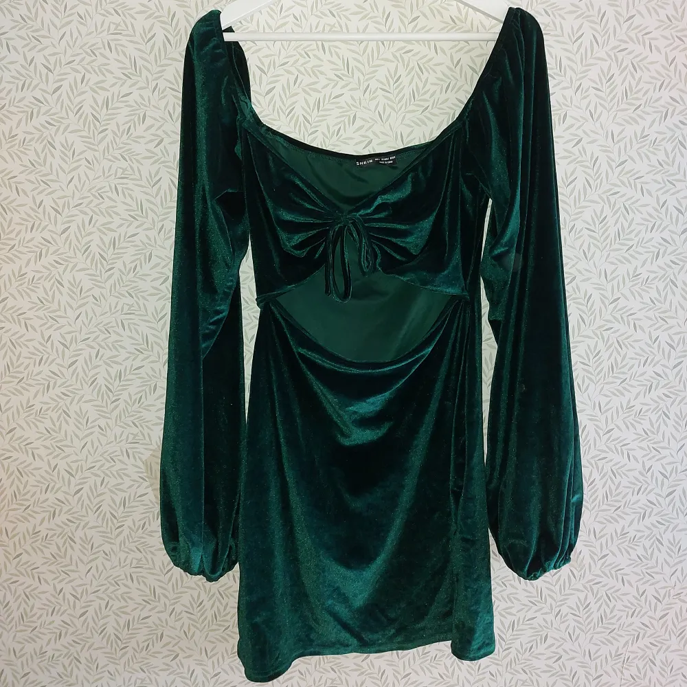 Grön klänning, använts 1 gång. Klänningar.