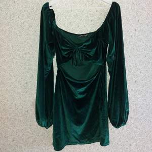 Grön klänning, använts 1 gång