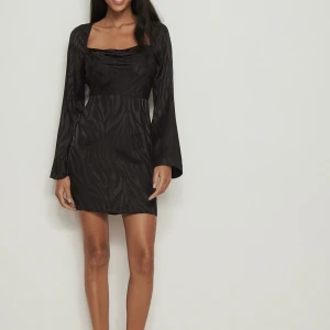 Svart klänning - Svart klänning med lite zebra mönster som aldrig använts, köparen står för frakt