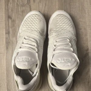 Nike 270 vita - Vita Nike 270, använda inte bästa skicket men fortdarande kvalite och sköna. 