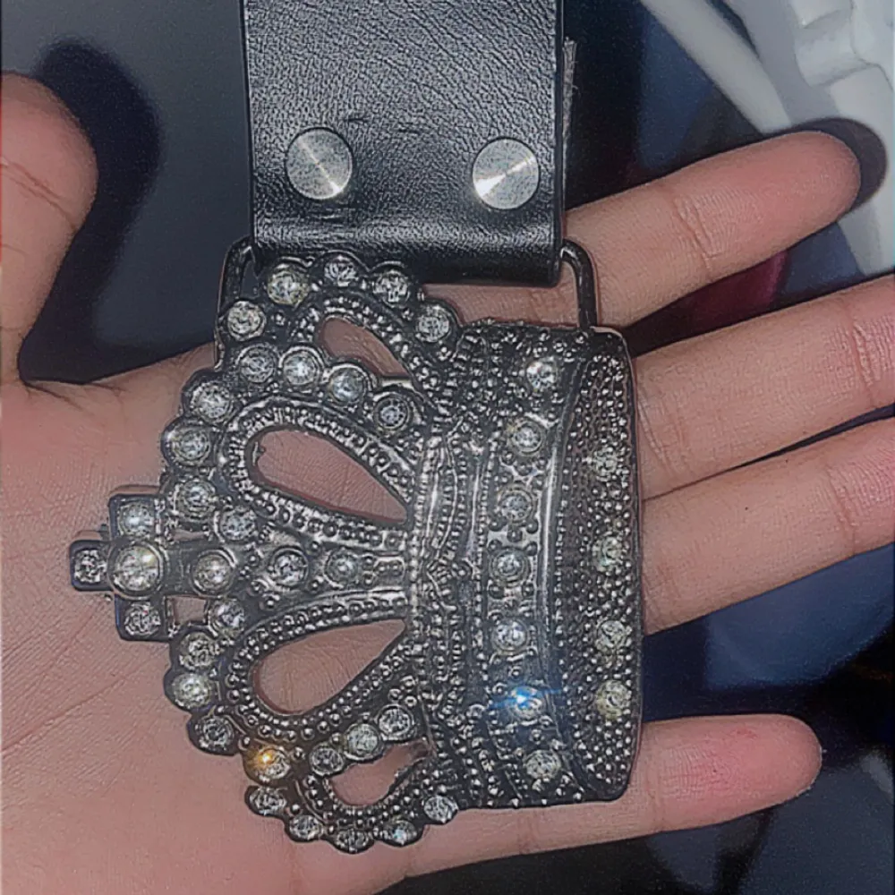 Ett Rhinestone Y2K aesthetic silver svart bälte köpt från second hand för någon månad sedan. Den har inga defekter osv. Passar folk som har xs. . Accessoarer.