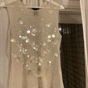 Fest topp - Så snyggt linne med mesh tyg och paljetter på!!😍 sitter så snyggt och passar mig som har M super bra!