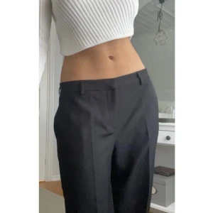 Kostymbyxor  - Långa, lågmidjade kostymbyxor från na-kd som sitter jättefint. De är storlek 42 men sitter även fint på 36-38 då de blir mer lågmidjade. 