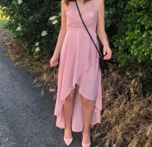 Balklänning  - Rosa balklänning från Bubbleroom. Använd en gång!  Storlek 34, 300kr+ frakt ❤️