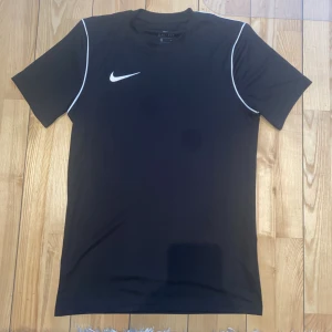 Nike tränings T-shirt  - Helt ny Nike tränings T-shirt i strl S. Supersnygg att träna i. Säljes då den inte passar 