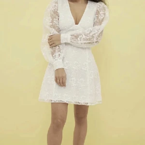 Studentklänning  - Superfin vit klänning ifrån NA-KD som tyvärr var lite för liten för mig. Den är i storlek 38 men skulle säga att den sitter mer som en 36. Aldrig använd, endast testad och har lappen kvar! Köparen står för frakten! 