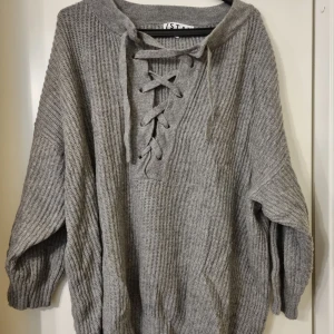 Grå tjocktröja  - Fin stickad oversized tjocktröja! Passar storlekar S-L pga dens oversize stil. Säljer pga garderobrensning. 