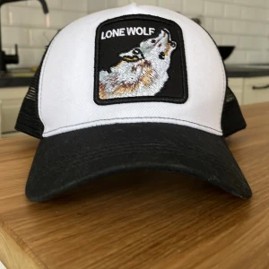 Lone wolf trucker keps - Den är i bra skick. Köpt i börjar av mars. Använd fåtal gånger.