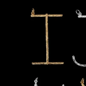 Maria Nilsdotter  - Lånad bild❗️❗️ Söker efter det här halsbandet i bokstaven ”i” i helst stort men litet funkar bra💟 hör av er!!