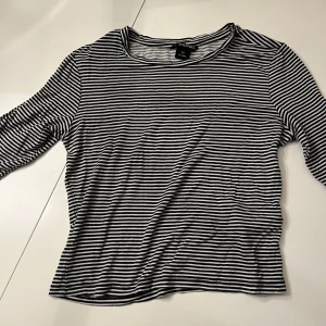 Topp - En ”croppad” tröja, beroende på hur lång man är. Sitter tajt på mig, men är väldigt stretchig i materialet. Det är en XS, men kan också vara en S.