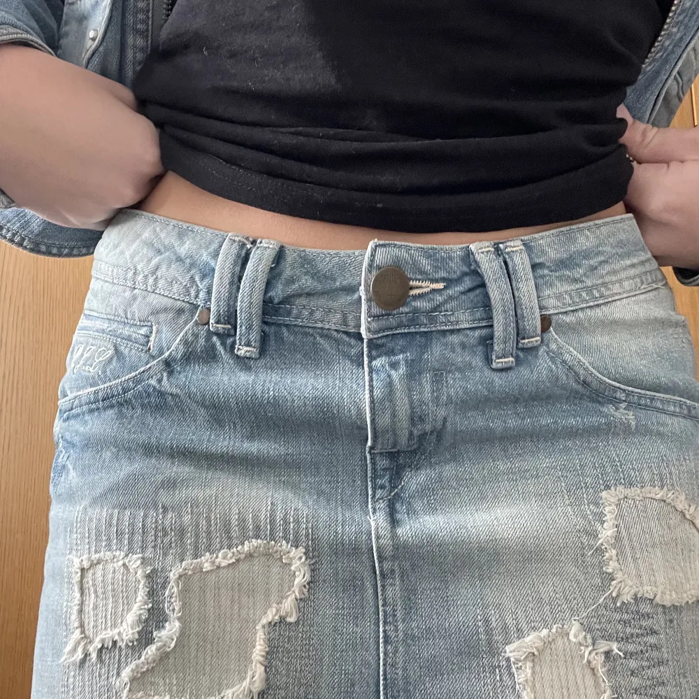Jättefin lågmidjad jeanskjol från Pepe jeans i storlek m men passar s-m. Midjemått ca 40 cm. Så snygg till sommaren!!. Kjolar.