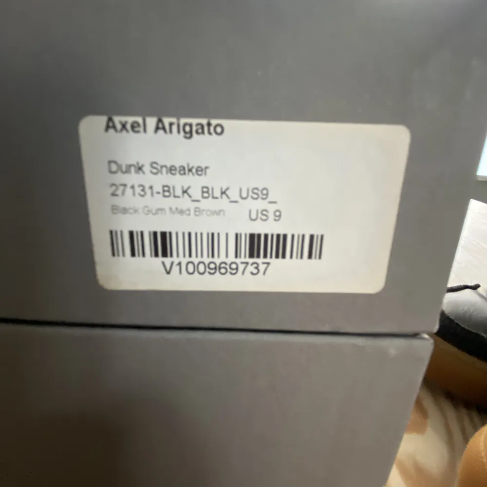Axel arigato Skor. Modell: Dunk Sneaker. storlek US 9. Bra skick och sällan använda. Stora i storlek.. Skor.