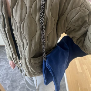 Mockavöska från zara - Mockavöska från zara köpt på arkivet!! Är i bra skick och har fack på insidan💕 färgen är något mindre blå i verkligheten, svårt att visa på kamera