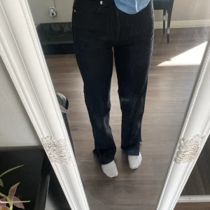 Svarta jeans med slits - säljer dessa svarta jeans från gina tricot, i storlek 32 dom har en slits, är inte myvket använda säljer för 120kr. jag är ca 170cm