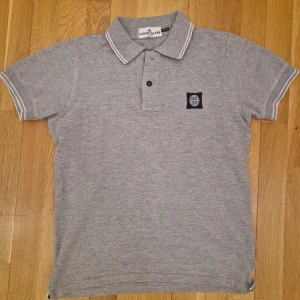 Stone island piké - En snygg stone island pike i fint skick. Självklart äkta. Går att verifiera med artikelnummer. Skriv för frågor 😊