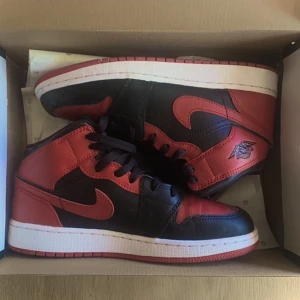 Jordan 1s mid  - Använda 1 gång, äkta såklart och lådan finns kvar. Strl 40 men passar mig som har 39. Perfekt skick, säljer då de inte kommit till användning!