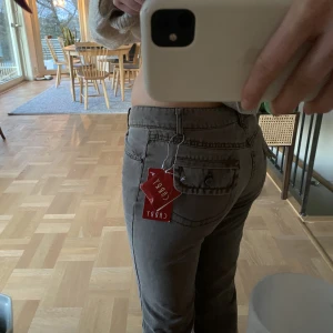 Byxor - Skitsnygga jeans liknande byxor. Materialet är typ lite annorlunda men väldigt sköna❤️‍🔥köpta på en secondhand i polen, storlek S och passar mig som brukar ha midjemått 76 typ🥰🥰säljer för dom är lite långa på mig som är ca 164