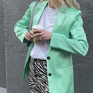 Kostym NAKD - Kostym kavaj och kostymbyxor från NAKD i turkos nyans. Nyskick. Storlek 34, 36. Nypris ca 899 kr. Skriv för fler bilder✨🥰