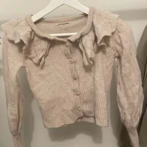 Blus - Blus med volanger runt halskragen samt fina armar som ser jättebra ut när tröjan är strykt. Köpte denna tröja för ca 3 år sen för 400 men har vuxit ur den. Pris kan diskuteras 