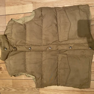 Woolrich vintage väst - Vintage Woolrich väst i strl M, super snygg både till hösten och våren. Dunväst i fint skick 