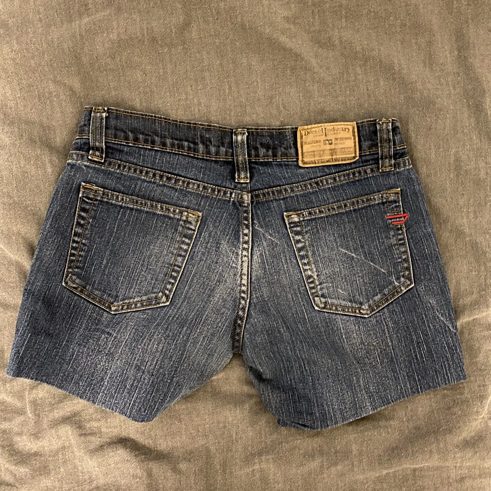 Snygga mörkblå jeansshorts från Diesel som är små på mig. Storlek xs 💓💓. Shorts.