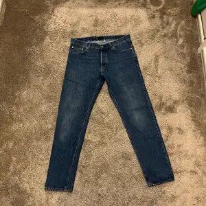 Snygga och sköna jeans från Filippa K. Har en straight fit och har perfekt längd för personer som är 180-185. Inköpspris 600kr