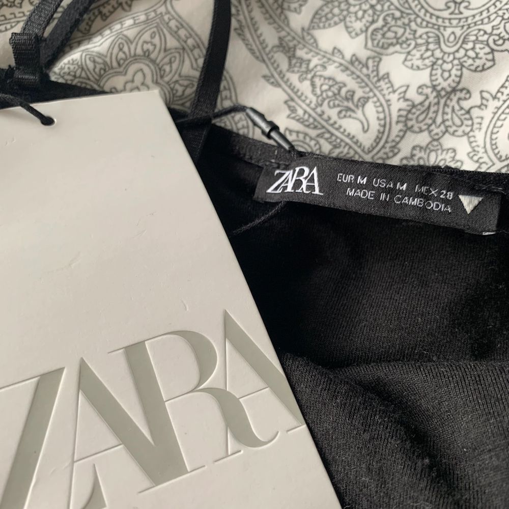 black lacy dress from zara in size M/Medium. has an underlayer of fabric so it’s not see through at all. in perfect condition and still has the tags on, i’m only selling it because it’s too small for me 🖤 original price was 299kr if i remember correctly? message me if you want tracked shipping!🖤. Klänningar.