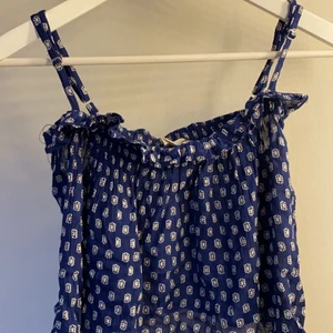 Somrigt linne  - Säljer detta fina mörkblåa linne med vita blommor🌸Köpte linnet för flera år sedan i spanien så vet inte vart de är ifrån💙Linnet är använt ca 5 gånger och skicket är 9/10. Hör av er i dm vid intresse eller frågor✨Säljer för 50 + frakt✨