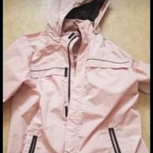 Regn/vårjacka - Regn/vårjacka inköpt på capahl förra året strl 160. Använd en gång.