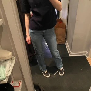 Lågmidjade jeans weekday - Säljer mina jättefina weekday jeans som tyvärr har blivit för små för mig! Är inte hundra på storleken då lappen är av men den passar antagligen en 34! Skriv för fler bilder. 