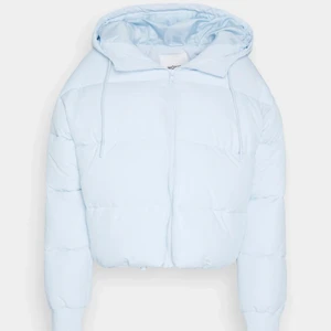 Puffer jacket jacka - Snygg jacka från Monika i storlek xs. Skriv gärna för egna bilder, nypris 500kr säljer för 200kr. Kan skickas eller hämtas i närheten av Stenungsund Göteborg. Köparen står för frakten🤍💗💕💗💗🤍