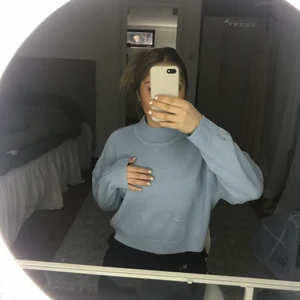 Blå stickad tröja - Säljer denna super söta stickade tröjan då den inte kommer till användning tyvärr! (Det är spegeln som är smutsig och inte tröjan)❣️