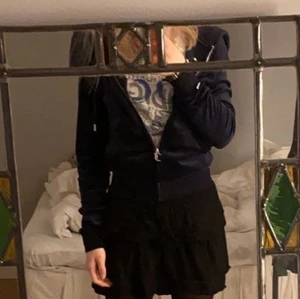 Juicy couture kofta! - Säljer min jättefina juicy couture kofta i storlek xxs! Säljer då tiden att lämna tillbaka är slut!❤️❤️Det är som sagt jättefin och har inga som helst defekter! Nypris var 1100! Säljer endast för bra bud!❤️Den är som oanvänd har haft på mig den i ca 4 timmar🤪Säljer pga behov av pengar:(