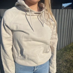 Hoddie stay - En beige Hoddie från mörker stay, knappt använd! Jätteskönt material och lagom tjock till våren och sommaren!! Gratis spårbar frakt ingår