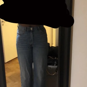 Wide leg jeans  - Dessa byxor säljer jag för att jag inte har haft någon användning av dom, jag har använt dessa ca 3 gånger. Storlek 40 i dessa byxor och jag är 1,69 m och dom passar. Skulle kunna tänka mig att 1,65 till 1,70 skulle kunna ha dom här byxorna. Dom har små diamanter på etiketten där bak samt ett fint mönster längst ner på byxorna.  För mer frågor, skicka ett meddelande så svarar jag så snabbt jag kan 💕 tar emot Swish, fraktar runt i hela Sverige. Priset på byxorna+frakt. 