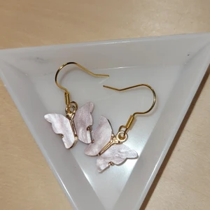 Fjärilar örhängen  - Jag har gjort dem gär själva och är i bra skick, nickelfria