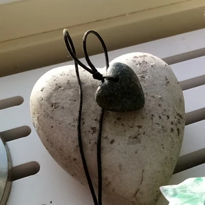 Halsband<33 - Ett super fint stenhalsband format som ett hjärta. Orginalpris 90 kr❣️