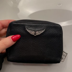 Zadig & Voltaire plånbok - Köpt på Zadig butiken i Stockholm, original pris är 800. Den är använd men utan slitage eller repor samt dragkedjan fungerar utan problem. Sälja pga att den inte används 