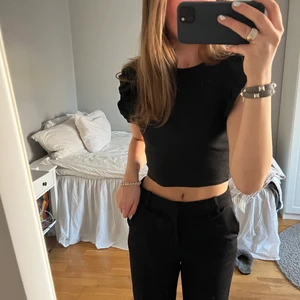 Topp från zara - Säljer denna gulliga topp med volanger från Zara! Den kommer till lite användning, och är i bra skick, strl S. Säljs för 80kr exklusive frakt kan fraktas (kunden står för frakt) eller mötas upp i Stockholms området.